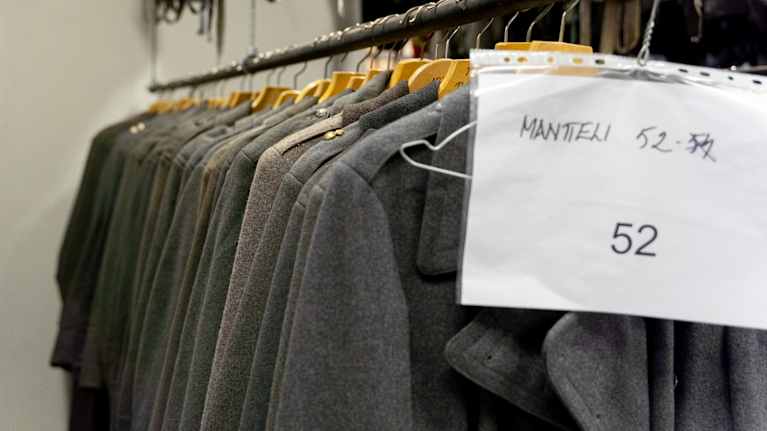 Sotilaspukuja Ylen Tohlopin tarpeistovarastossa.