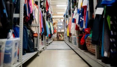 Iso osa Ylen rekvisiitasta ja puvustosta on siirtymässä Tampereen työväen teatterille – tältä varaston uumenissa näyttää | Kotimaa