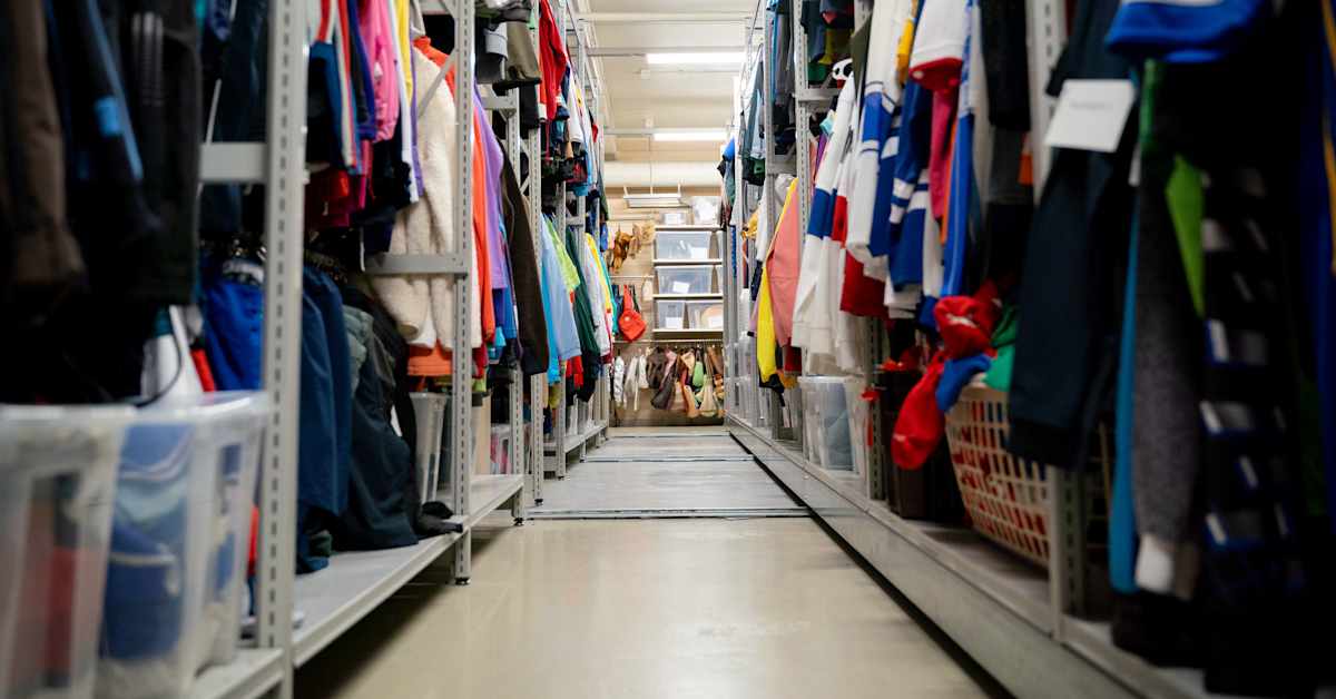 Iso osa Ylen rekvisiitasta ja puvustosta on siirtymässä Tampereen työväen teatterille – tältä varaston uumenissa näyttää | Kotimaa