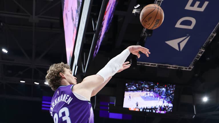Lauri Markkanen heittää kolme pistettä Phoenix Sunsia vastaan.