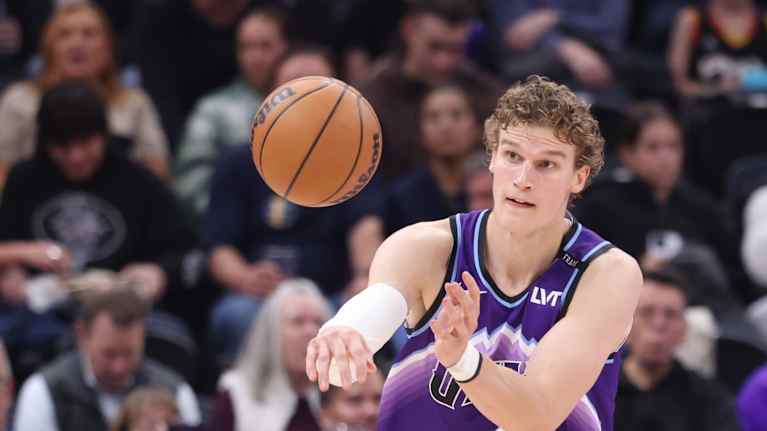 Lauri Markkanen Utah Jazzin paidassa NBA:ssa.