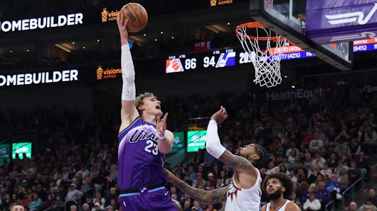 Lauri Markkanen korinteossa Phoenxi Sunsia vastaan.