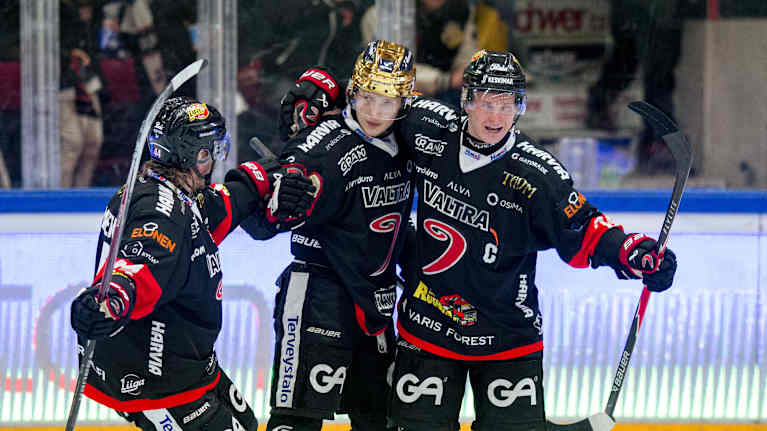 Vatanen, Tukiainen ja Lassila tuulettavat maalia.