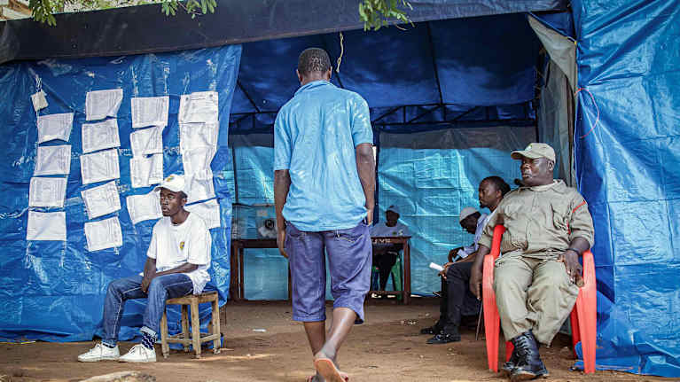 Henkilö kävelee kohti äänestyspaikkana toimivaa telttaa.