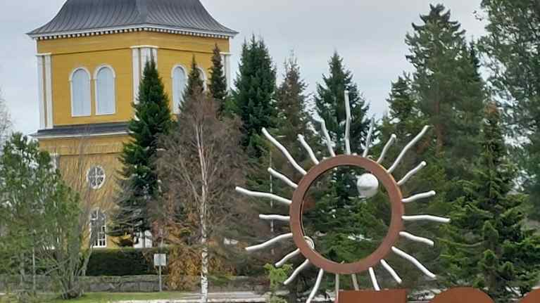 Kalajoelle tilattu terästaideteos "Kutsu" näkyy Kalajoki 500 vuotta -  kirjainten takana.