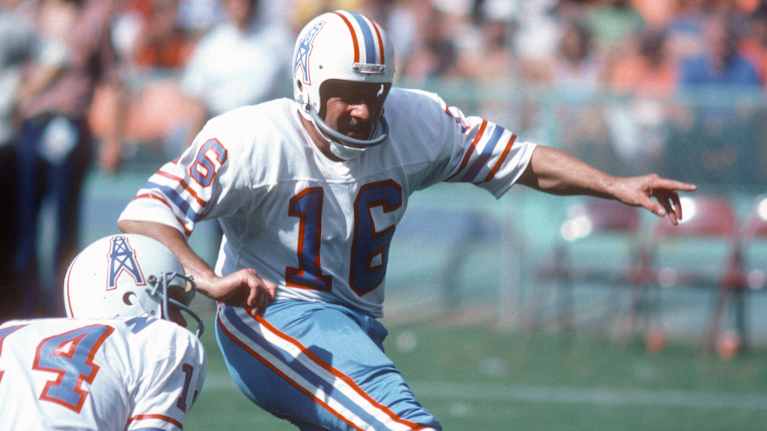 Miest potkaisemassa amerikkalaista jalkapalloa.