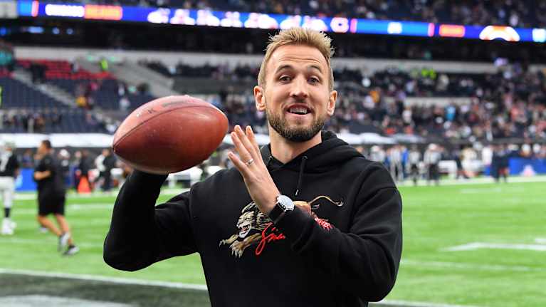 Harry Kane poseeraa amerikkalaisen jalkapallon kanssa.