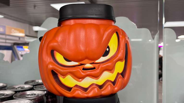 Halloween-koriste, jossa on muovinen kurpitsa pelottavalla naamalla.