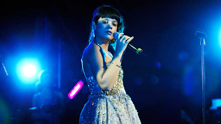 Lily Allen  esiintyy lavalla.