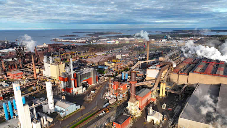 SSAB:n toimitusjohtaja Johnny Sjöström painotti Raahen vierailullaan, että Raahen terästehdas on yhtiölle äärimmäisen tärkeä myös tulevaisuudessa. Kuvat otettu 29.10.2025.