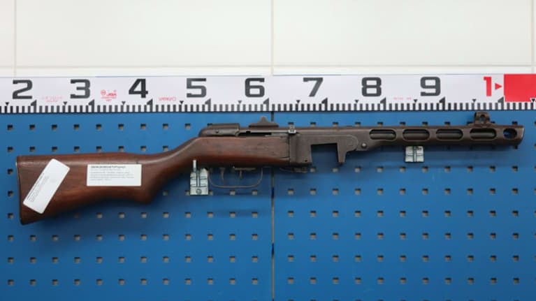 Konepistooli seinällä.