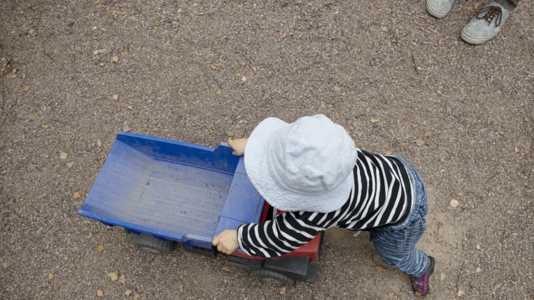 Lapsi leikkii leikkipuistossa.