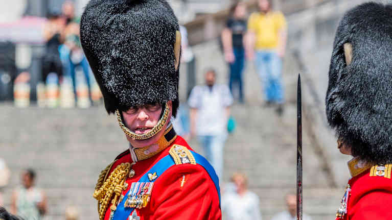 Prinssi Andrew pukeutuneena paraatiasuun.