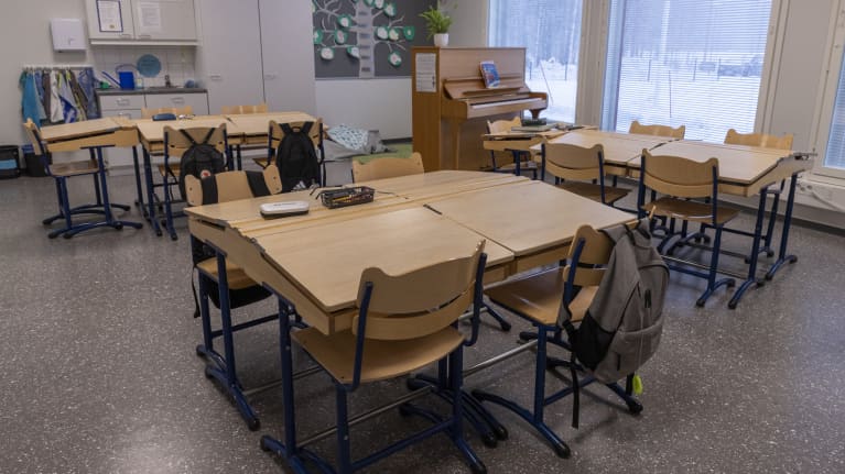 Tyhjä luokkahuone Luhangan koulussa.