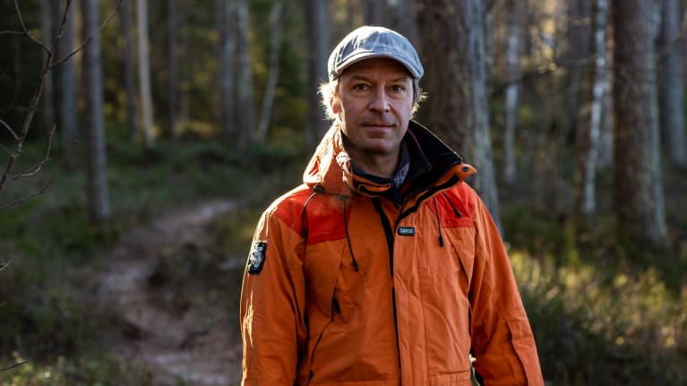 Ekokumppanit Oy:n projektiasiantuntija Petri Mäkelä kuvattuna Kintulammen retkeily- ja luonnonsuojelualueella.