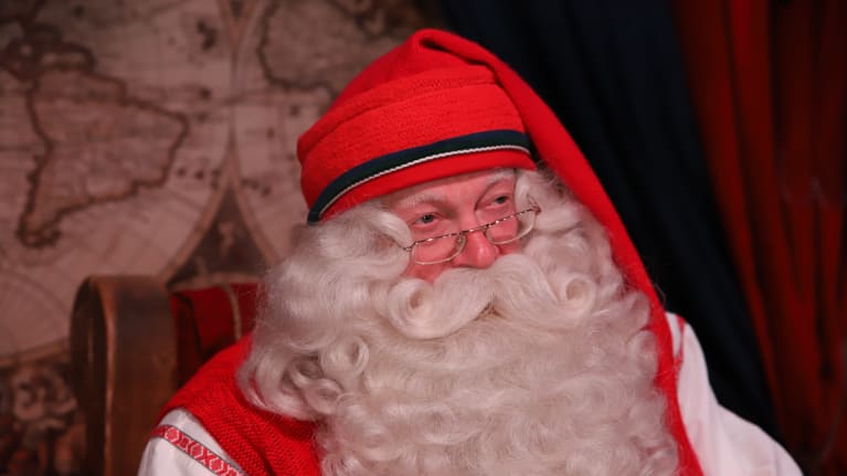 Joulupukki kammarissaan napapiirillä