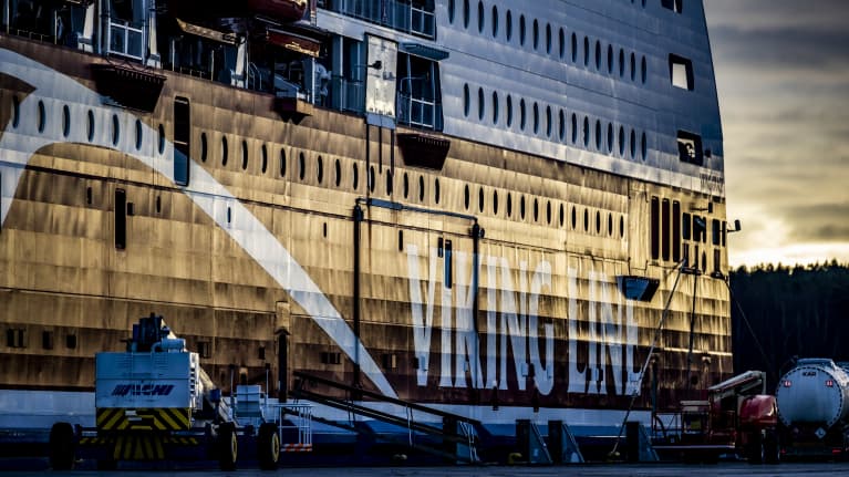 M/S Viking Grace odotteli maanantaina Turun satama-altaassa siirtoa Naantaliin, korjaustelakalle.