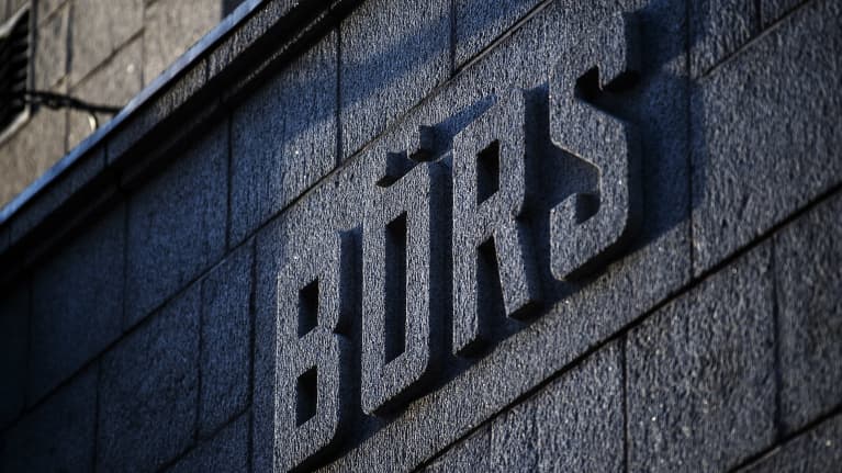 Pörssitalon seinässä lukee "Börs".