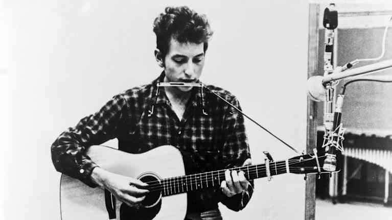 Bob Dylan kitaransa ja huuliharppunsa kanssa 1965.
