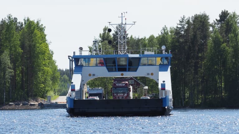 Arvinsalmen lossi täydessä autolastissa kesäisessä säässä heinäkuussa 2021.