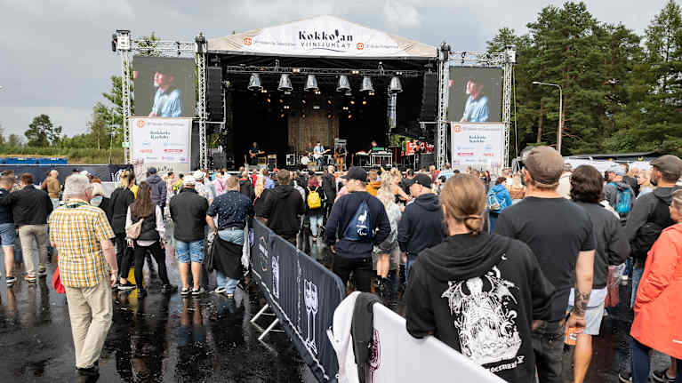 Yleisöä Kokkolan Viinijuhlilla.