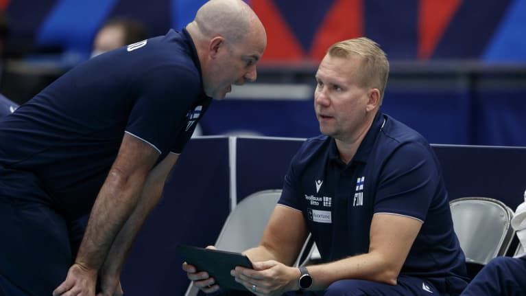 Suomen miesten lentopallomaajoukkueen valmentajat Joel Banks ja Sami Kurttila keskustelevat.