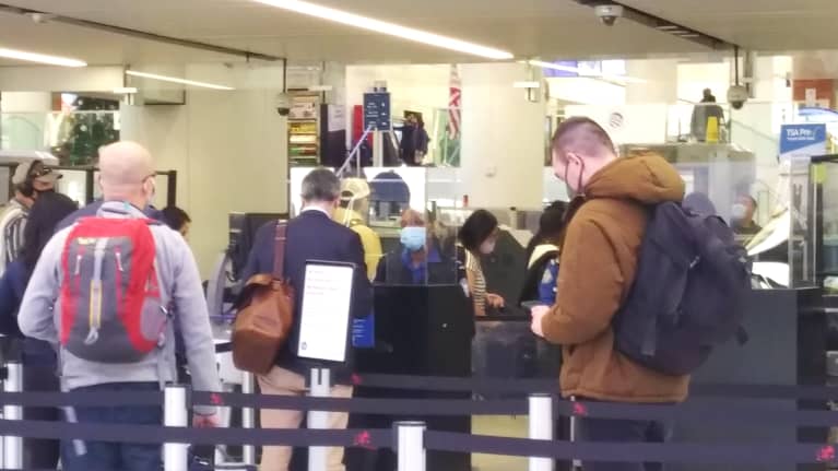 Matkustajat jonottavat turvatarkastukseen Los Angelesin LAX-lentokentällä.