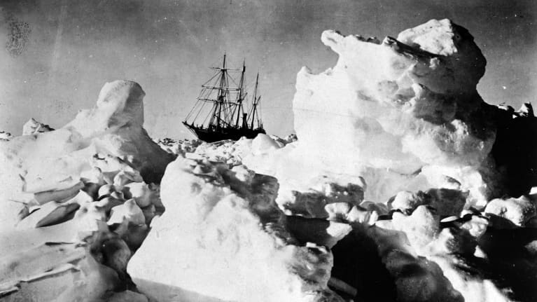 Purjelaiva jäiden keskellä.