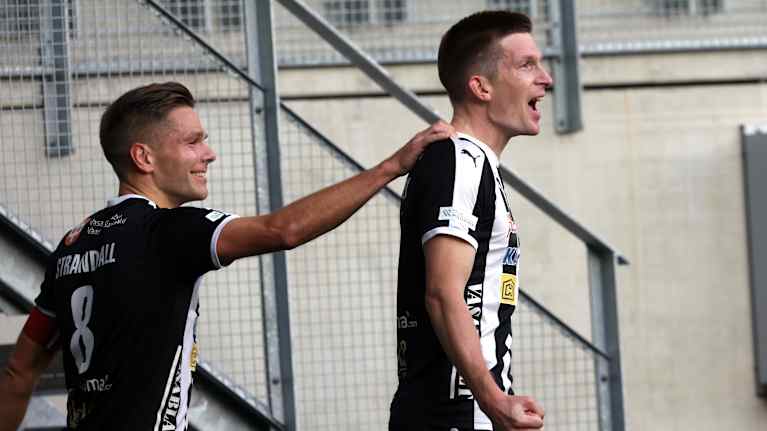 Sebastian Strandvall ja Kalle Multanen juhlivat VPS:n maalia.