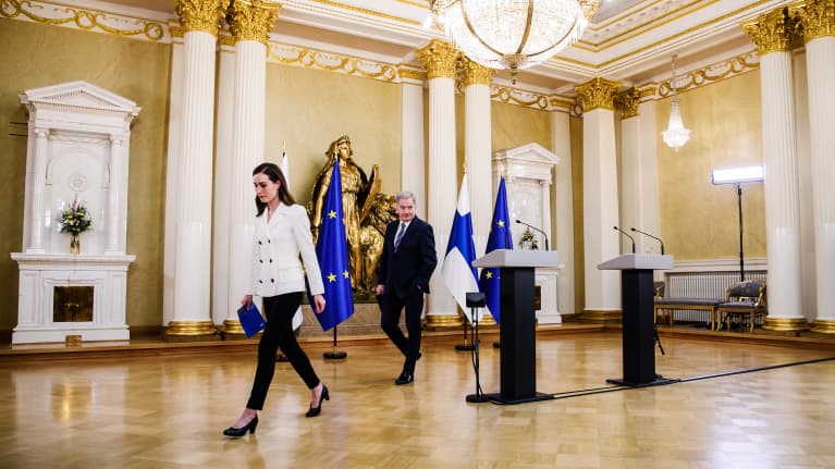 Pääministeri Sanna Marin ja tasavallan presidentti Sauli Niinistö tiedotustilaisuudessa 15. toukokuuta.