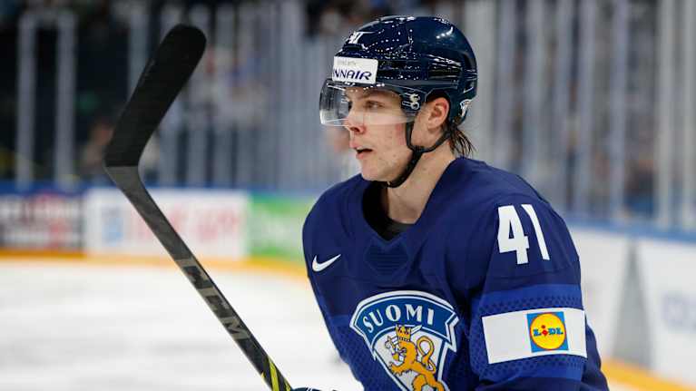 Miro Heiskanen pelaamassa.