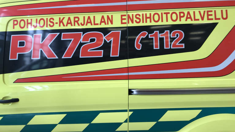 Pohjois-Karjalan pelastuslaitoksen ambulanssin kylki.