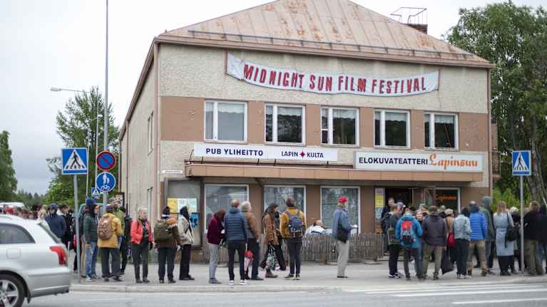 Ihmisiä jonottaa elokuvateatteri Lapinsuuhun Sodankylän kadulla.