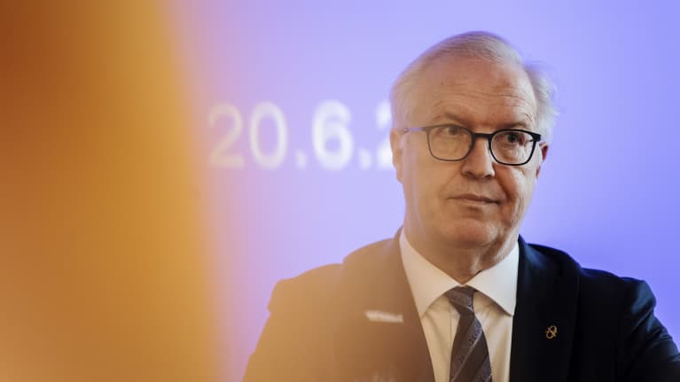 Akavan puheenjohtaja Stude Fjäder piti 20. kesäkuuta 2022 tiedotustilaisuuden medialle.