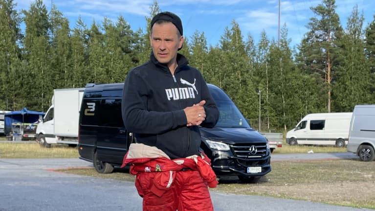 Toni Vilander seisoo parkkipaikalla ajohaalareissa.