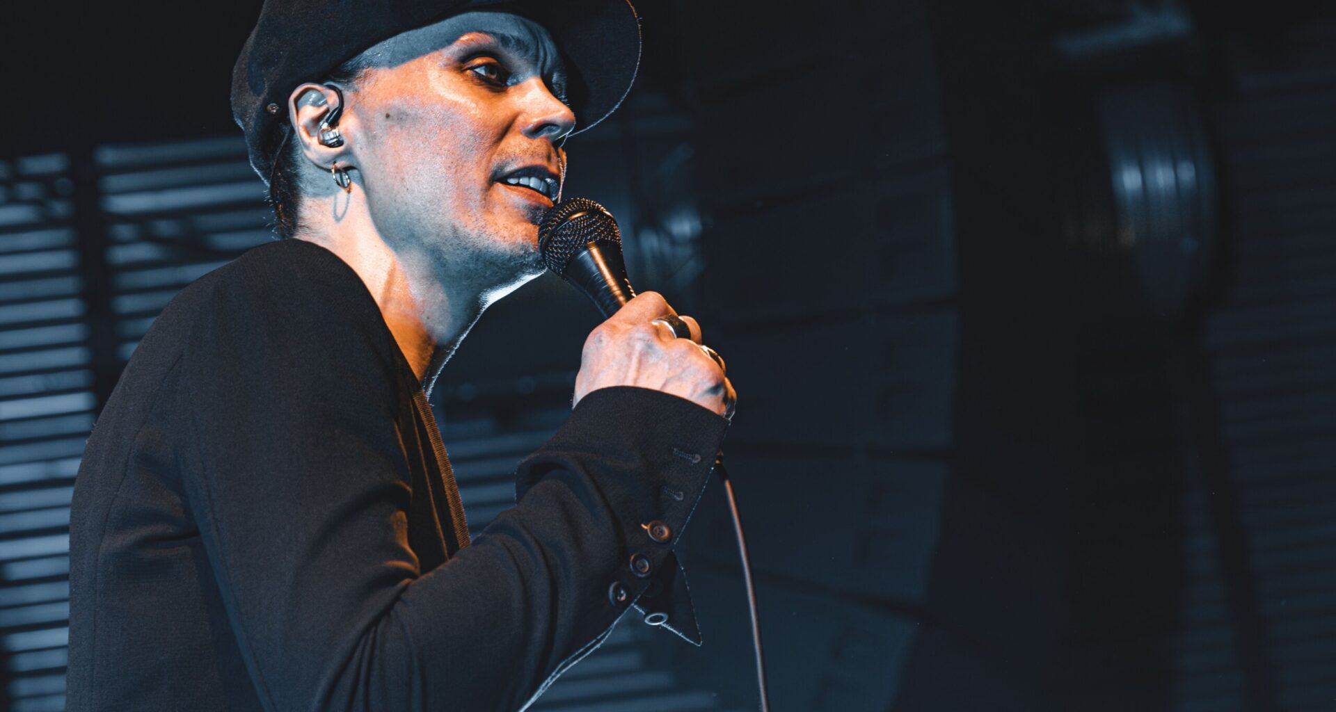 Kirja: Ville Valolta outoa käytöstä – ”Halusi sabotoida omaa keikkaansa”