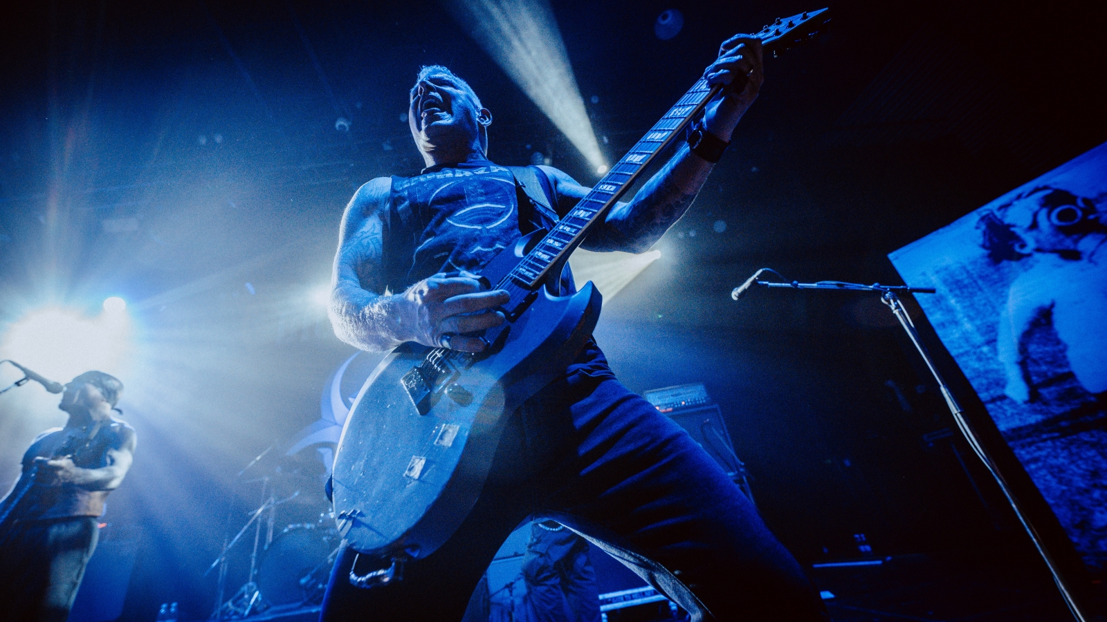 Biohazard-kitaristille kävi verinen tapaturma keikalla - Haaveri tallentui videolle