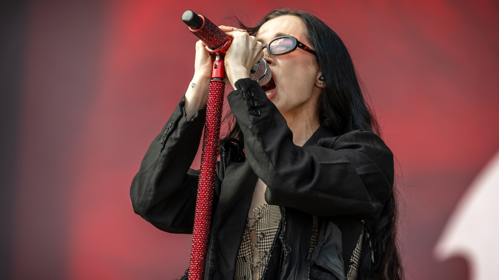 Genrerajoja rikkova Poppy ensimmäistä kertaa Suomeen