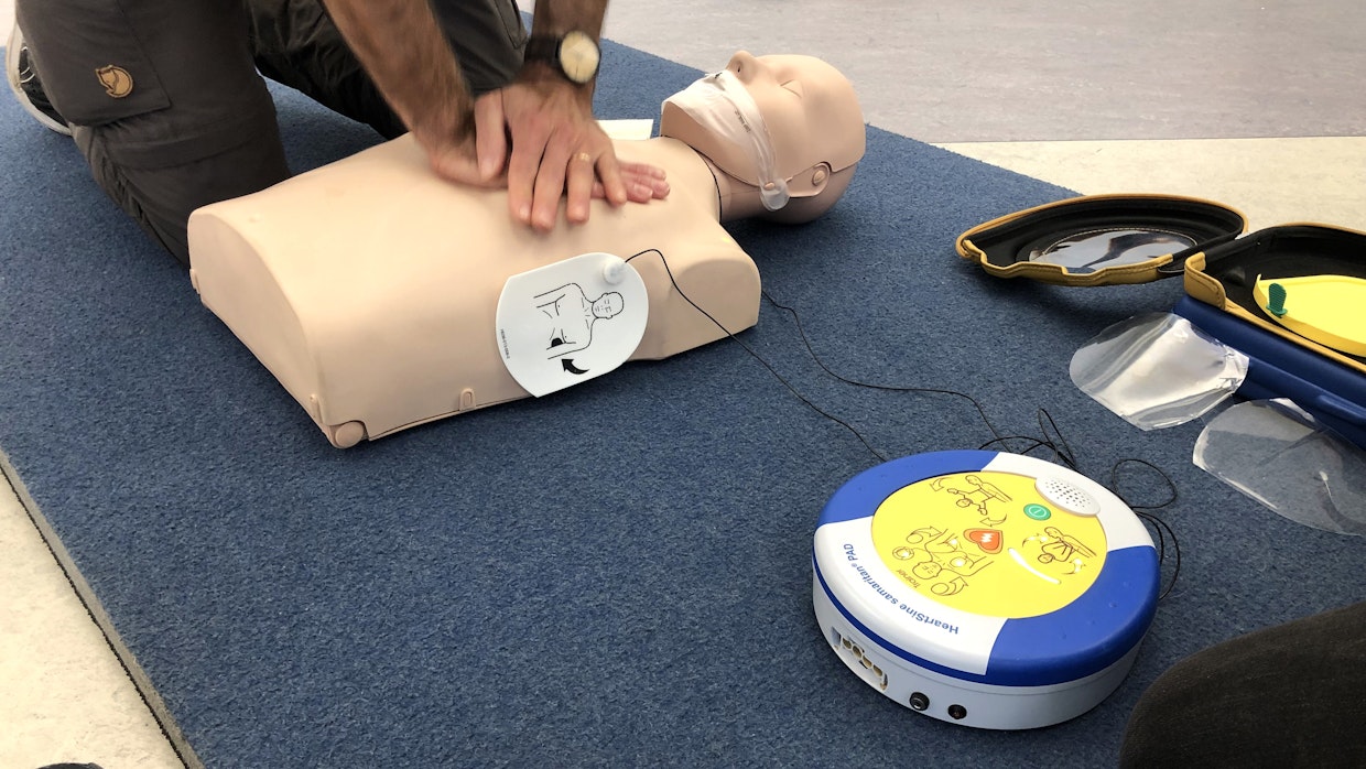 Iskuri eli deffa antaa selkeät puheohjeet eletrodien kiinnityksestä alkaen. Sen käyttöä voi harjoitella ensiapukurssilla.