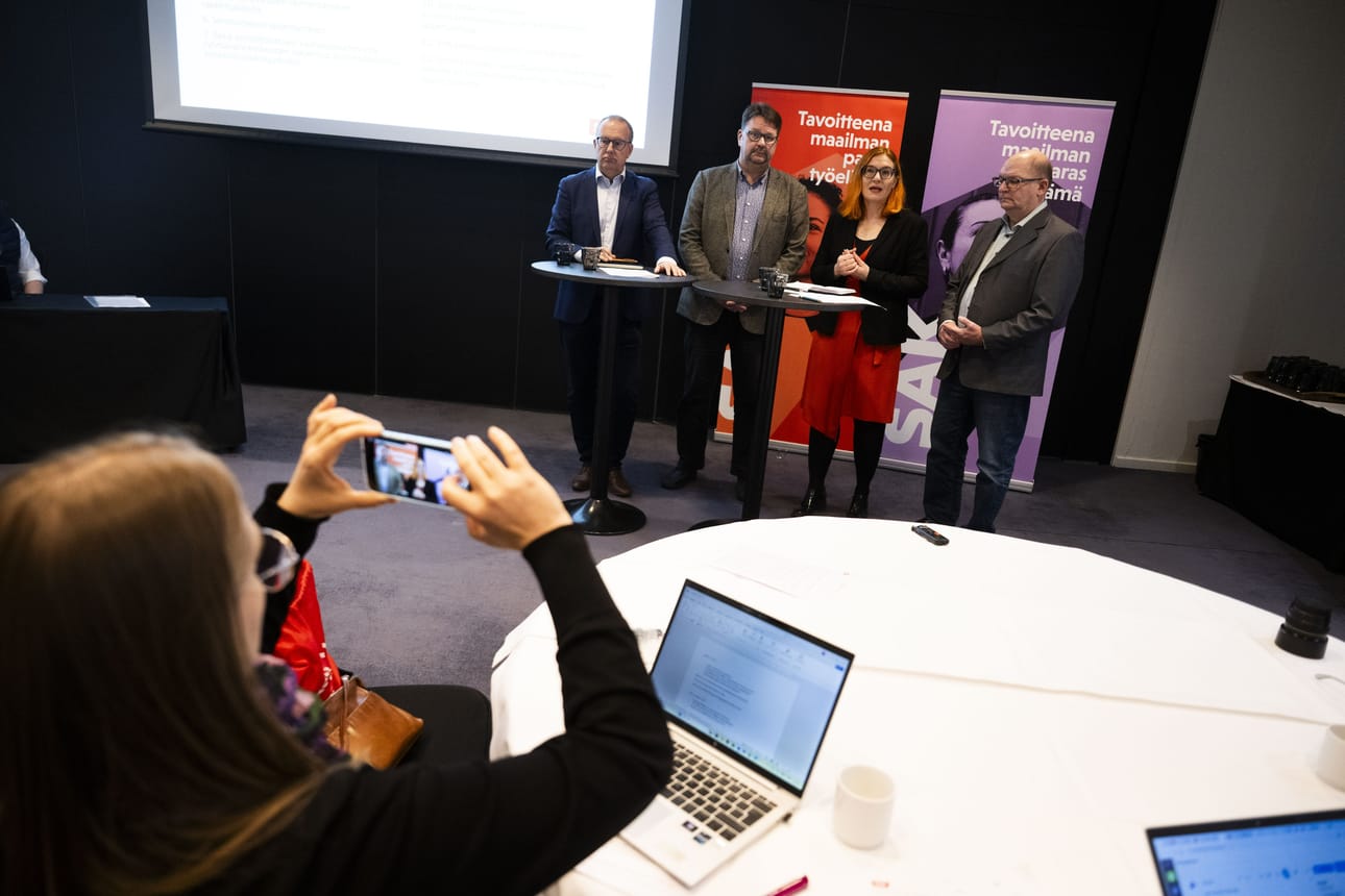 SAK:n puheenjohtaja Jarkko Eloranta, Rakennusliiton puheenjohtaja Kimmo Palonen, Palvelualojen ammattiliitto PAMin puheenjohtaja Annika Rönni-Sällinen ja Teollisuusliiton puheenjohtaja Riku Aalto kertoivat Ay-liikkeen ehdotukset työperäisen hyväksikäytön ja harmaan talouden kitkemiseen.