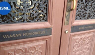 Joukko nuoria nöyryytti 14-vuotiasta poikaa koulun pihassa Keski-Suomessa – hovioikeus kovensi tuomioita | Keski-Suomi