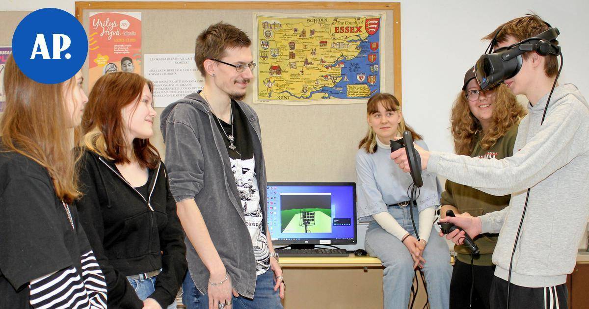 Virtuaalilasit tulivat Hausjärven lukioon – "Olemme käyneet ensimmäisen maailmansodan juoksuhaudoissa ja tutustuneet Rooman Colosseumiin" | Paikalliset