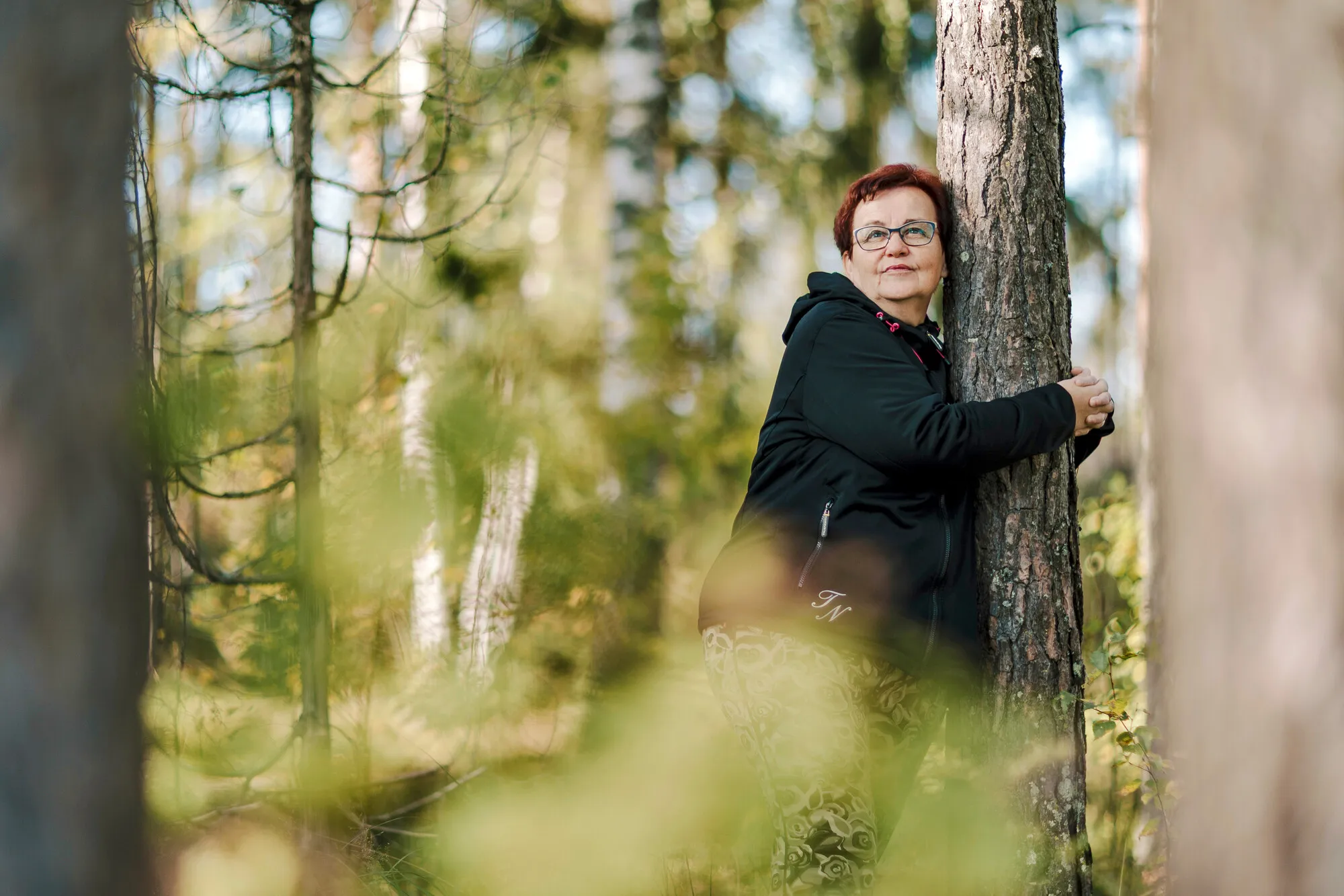 Joutsenossa asuva Sirpa Kekki-Luukkonen joutui pyörätuoliin verenmyrkytyksen seurauksena. Nyt jalka nousee jo metsäpoluillakin.
