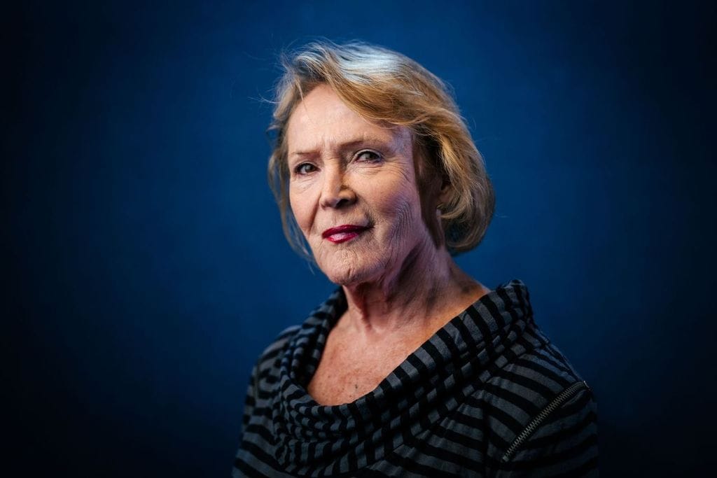 Teatteripersoona Elli Tompurin elämään perehtynyt Raija-Sinikka Rantala on teatteriohjaaja itsekin. Elli on Rantalan yhdestoista teos.