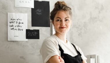 Aini Mäensivu loi kalligrafian tekemisestä henkilöbrändin, jonka suuret muotitalotkin huomasivat