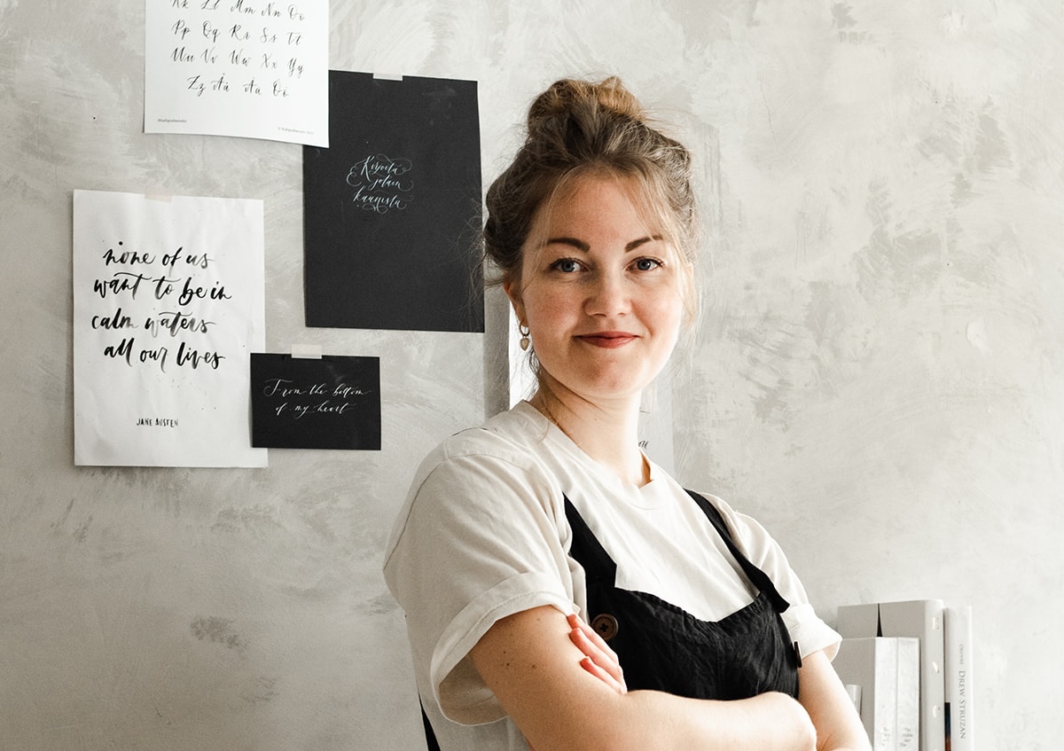 Aini Mäensivu loi kalligrafian tekemisestä henkilöbrändin, jonka suuret muotitalotkin huomasivat