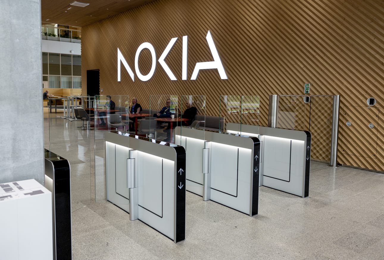 Nokia avasi syyskuussa Oulun Linnanmaalle uuden kampuksen. Vuonna 2023 säästöohjelman julkistuksen yhteydessä kerrottiin, ettei Nokian tehdastuotanto Oulussa ole vähennysten piirissä. Nokialla on tehtaan lisäksi myös muuta toimintaa Oulussa.