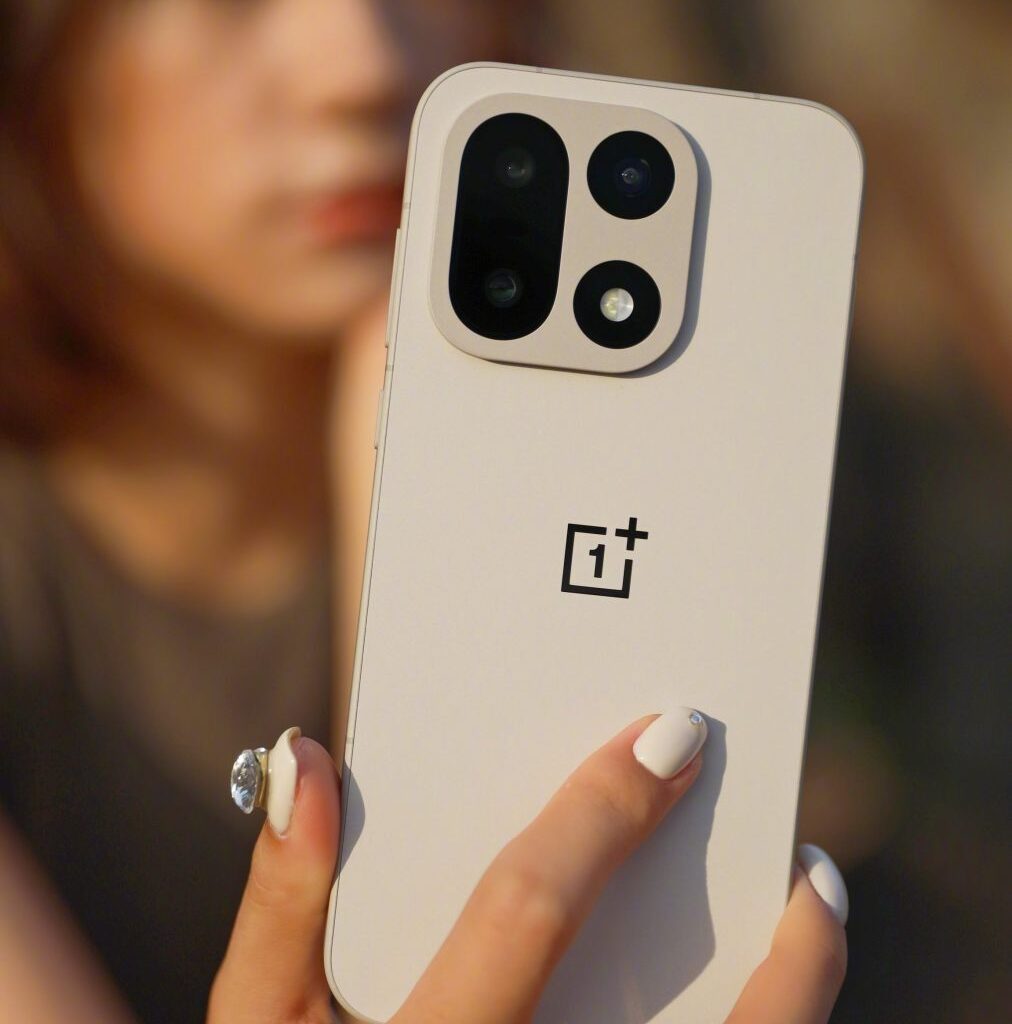 OnePlus 15 esillä uudessa kuvassa.