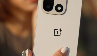 OnePlus 15 esillä uudessa kuvassa.