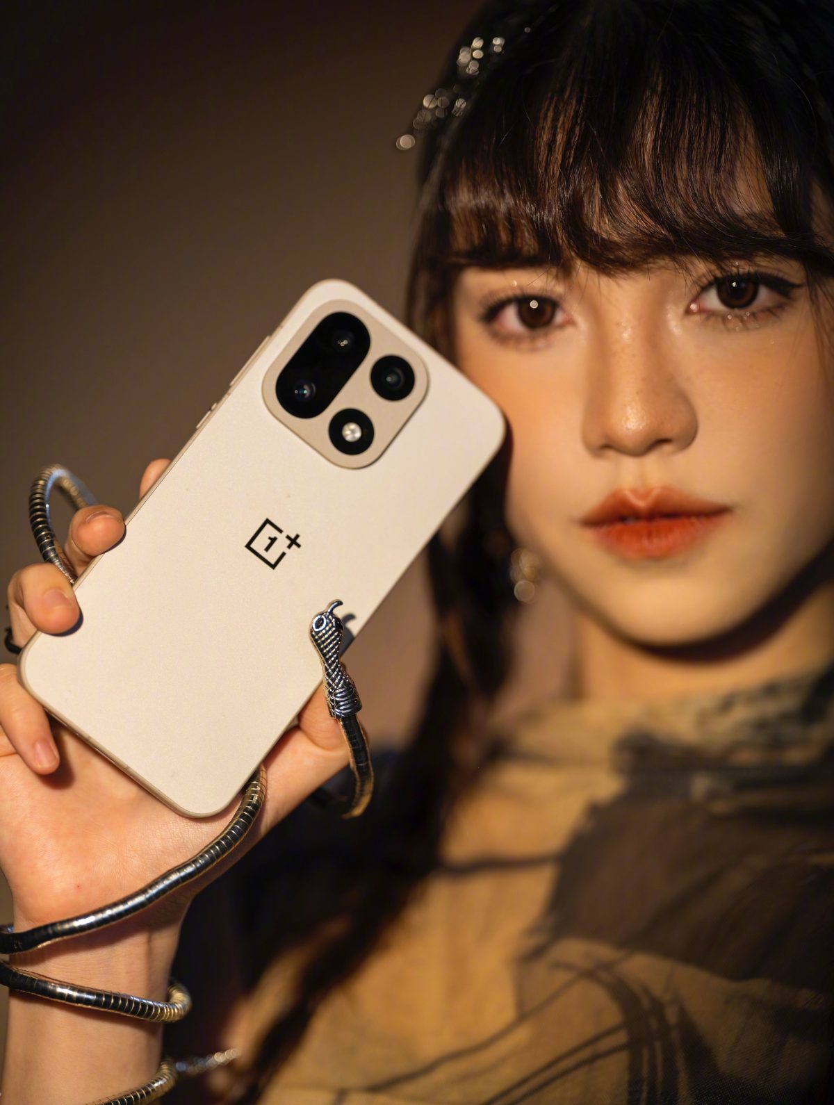 OnePlus 15 esillä uudessa kuvassa.